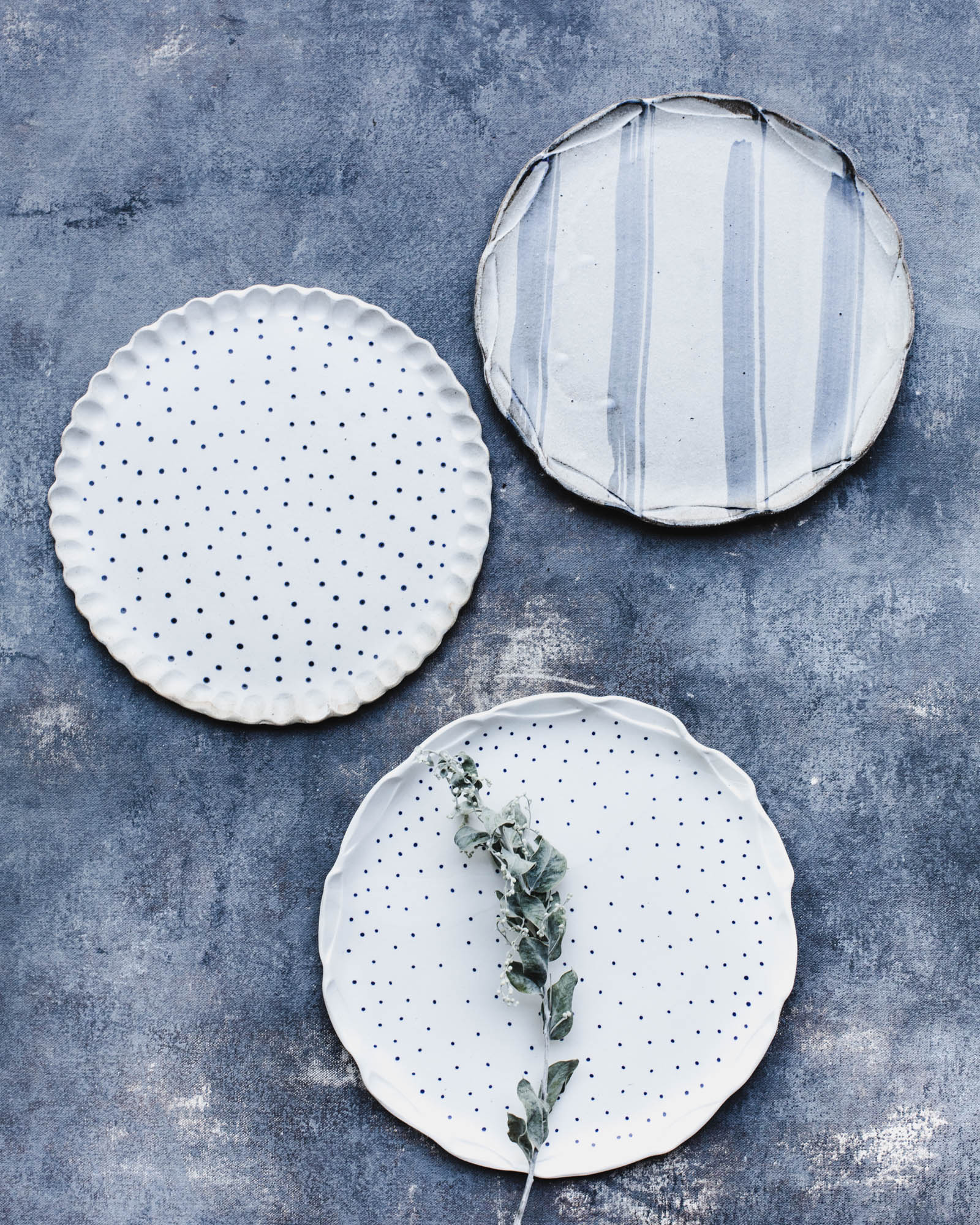 Earthy organic rimmed plates 20cm with blue lines and freckles
