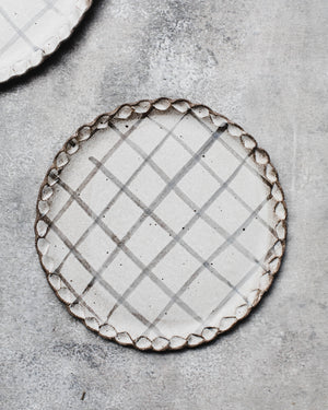 Scalloped rim tartan brushstrokes pattern plates