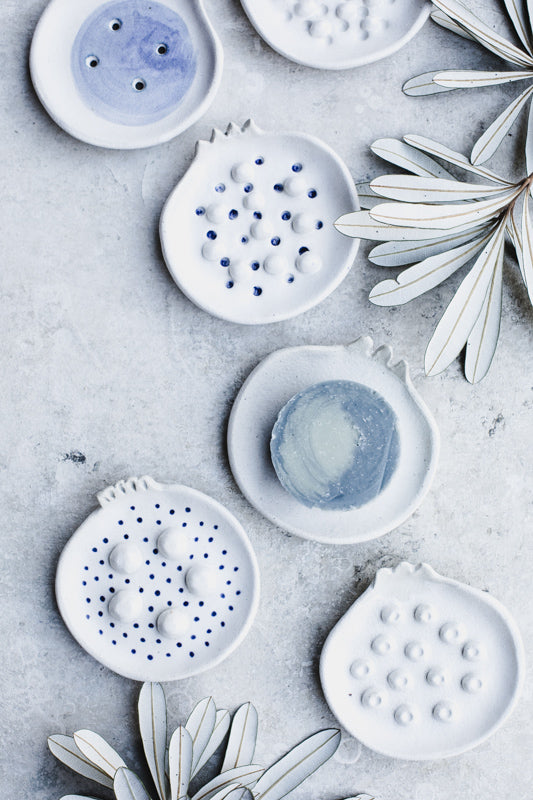 Pomegranate soap dishes in satin white/blue decoration.